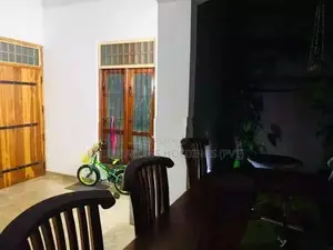 House කුරුණෑගල - පුත්තලම ප්‍රධාන මාර්ගයට නුදුරින්, පල්ලන්දෙණිය