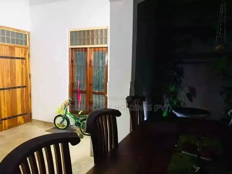 House කුරුණෑගල - පුත්තලම ප්‍රධාන මාර්ගයට නුදුරින්, පල්ලන්දෙණිය