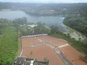 බණ්ඩාරගම උයන්වත්ත වැවට මුහුණ ලා සුන්දර බිම් කොටස් රැසක්