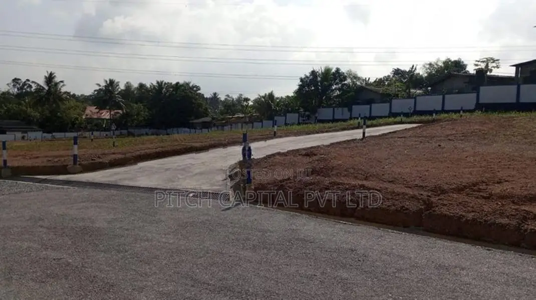 122 ප්‍රධාන පාරට මුහුණලා කලුඅග්ගලින් වටිනා ඉඩමක්