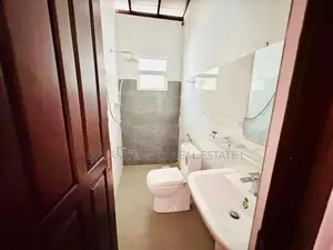Beautiful 4-Bedroom Family Home in Thunadahena