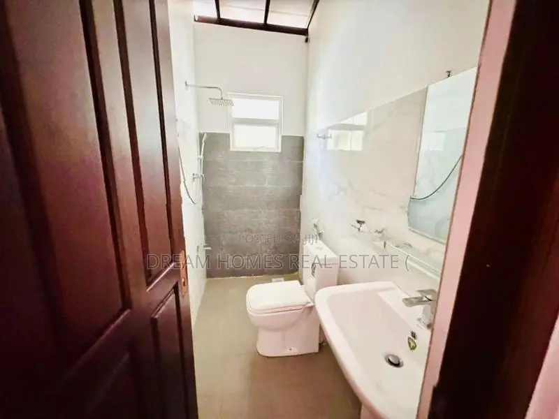 Beautiful 4-Bedroom Family Home in Thunadahena