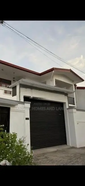 Luxury House for Sale in Papiliyana