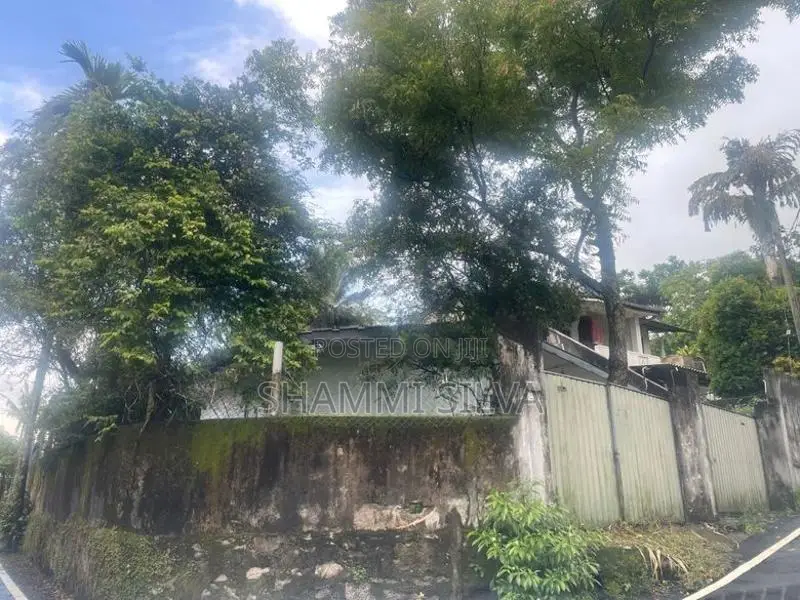 Thalawathugoda Land with Old House for Sale