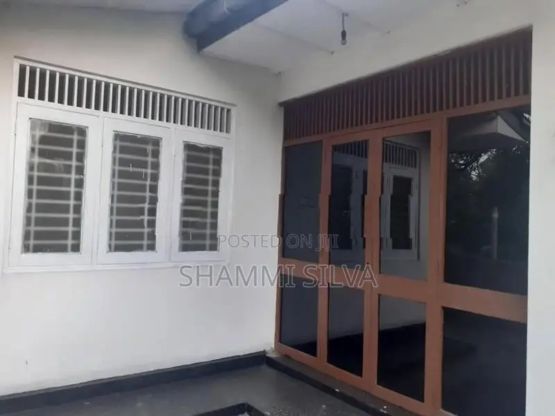 Thalawathugoda Land with Old House for Sale