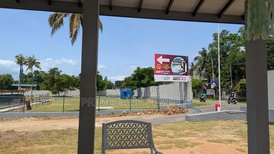 කුරුණෑගල නගරයේ පාසල් සීමාවෙන් ඉඩමක්