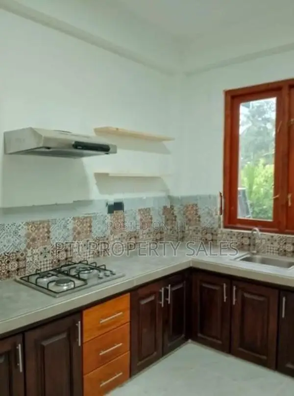 Luxury Two-Story Home – Kahathuduwa