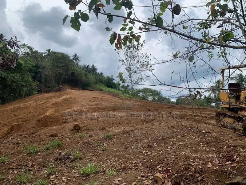නුවර පාරට මීටර් 500 යි පිලැස්ස ඉඩම් කොටස්