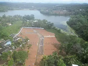 වැවක් ළඟ නිස්කලංක පරිසරයක ඉඩමක්