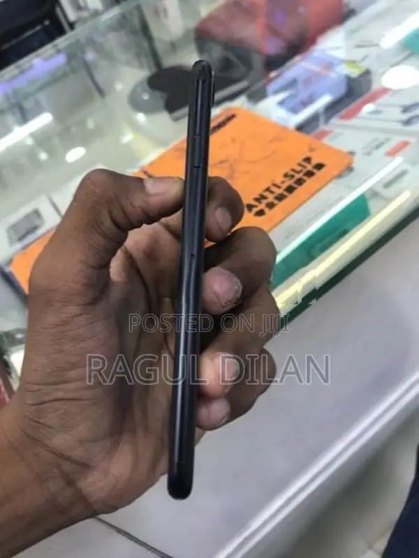 Apple iPhone SE 2 (Used)