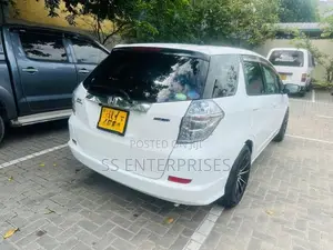 Honda Fit Shuttle 2012