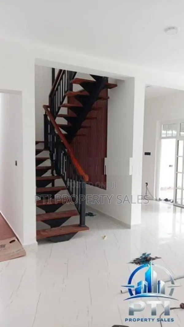 Modern Three-Story Luxury Home with Rooftop Retreat – Makandana