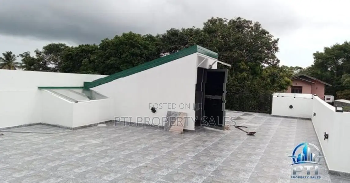 Modern Three-Story Luxury Home with Rooftop Retreat – Makandana