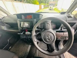Toyota Roomy 2023
