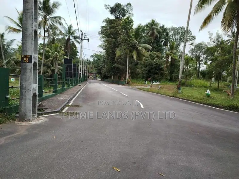 හෝමාගම නගරයට නුදුරින් බිම් කොටස් විකිණීමට
