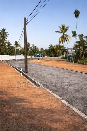 නව නුවර පාරේම පදිංචියට වටිනා ඉඩමක්