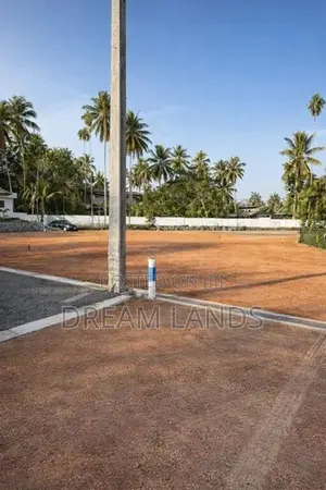නව නුවර පාරේම පදිංචියට වටිනා ඉඩමක්