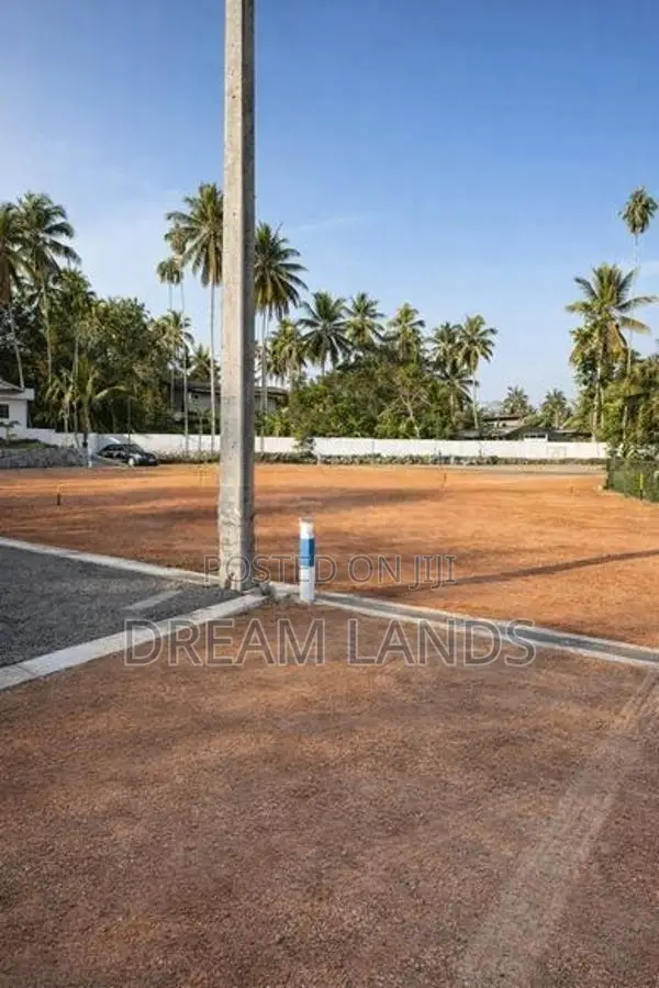 නව නුවර පාරේම පදිංචියට වටිනා ඉඩමක්