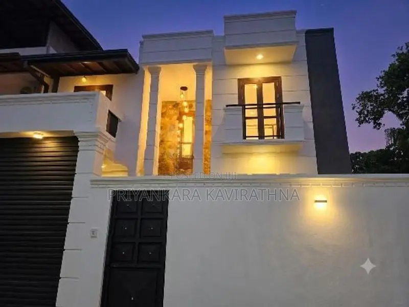 Boralesgamuwa Junction, Super Luxury 3 Storied House for Sale