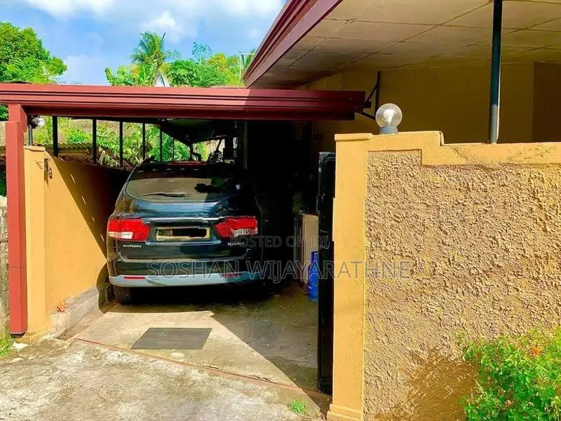 Spacious 5 Bedroom Family Home with Expansion Potential in Athurugiriy