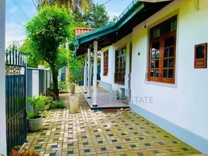 Kaduwela Land with House for Sale