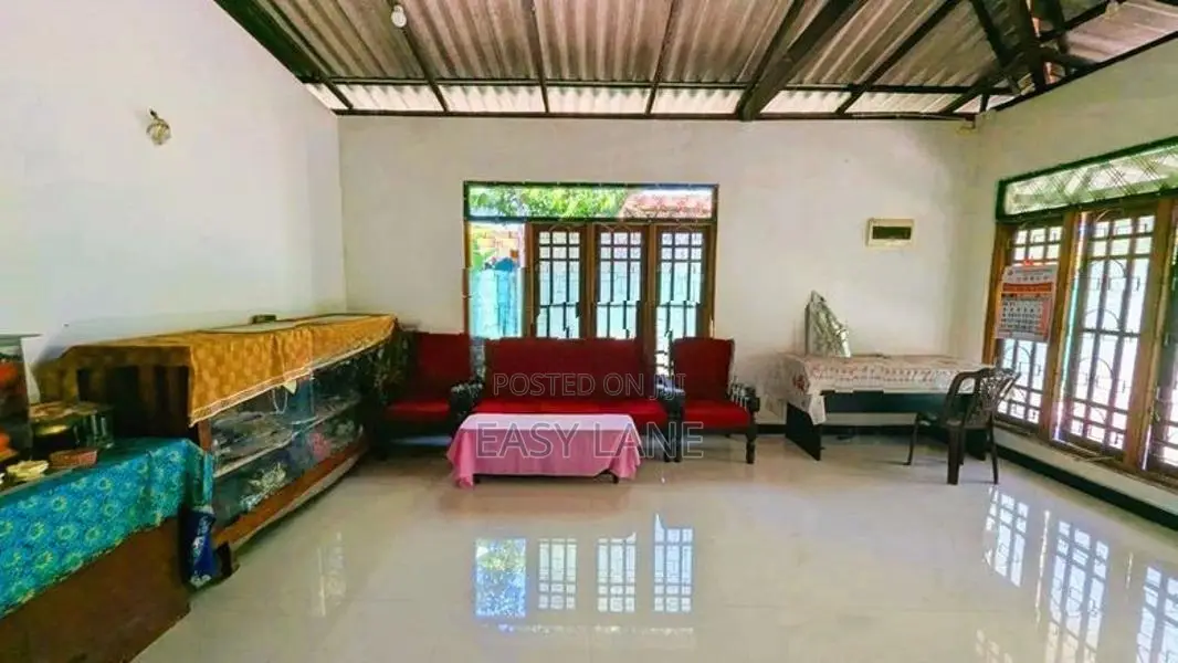 යක්කල නගරයෙන්ම නිවසක් සමඟ අඩක් නිමකළ Annex එකක් විකිණීමට / KM 11347