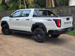 Toyota Hilux travo overland plus 2025