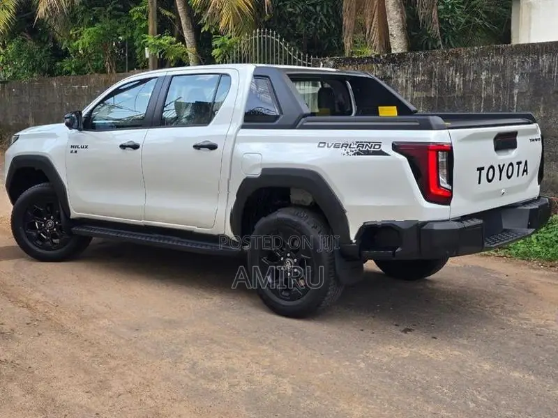 Toyota Hilux travo overland plus 2025