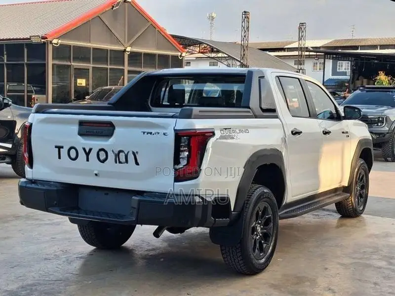 Toyota Hilux travo overland plus 2025