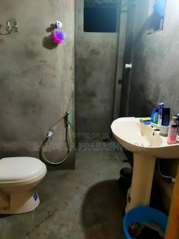 Land with Small House for Sale in Wariyapola