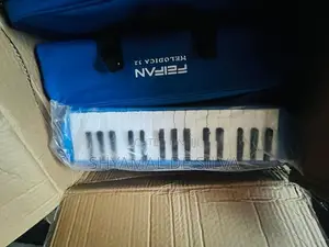 Melodica 32keys Plastic box ( Brand new )