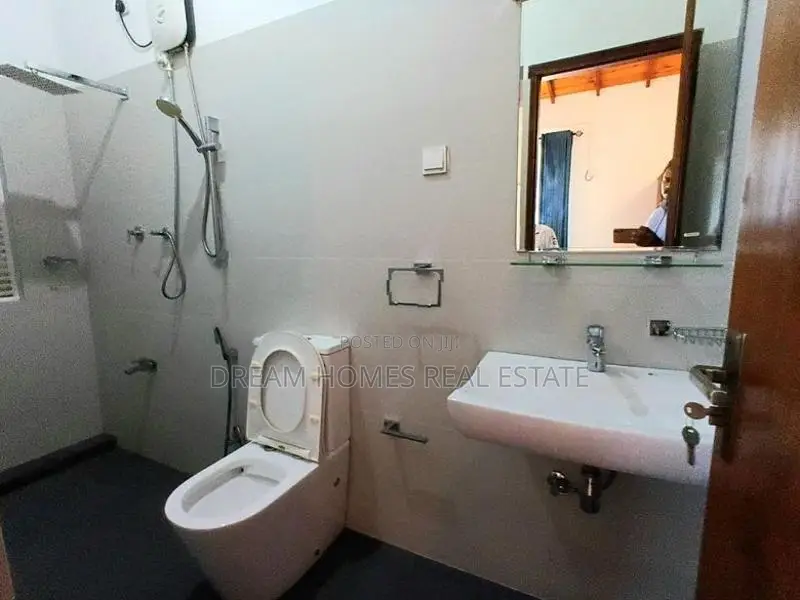 Madiwela Luxury 3 Bed Furnished Vill for Rent