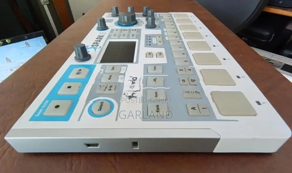 Arturia SparkLE Hybrid Drum Machine-Japan