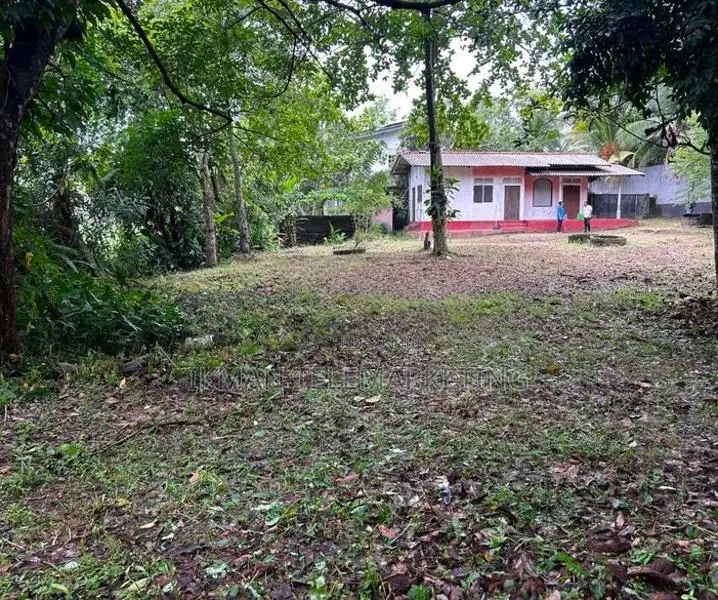 Land with Small Unit for Sale – Kadawatha