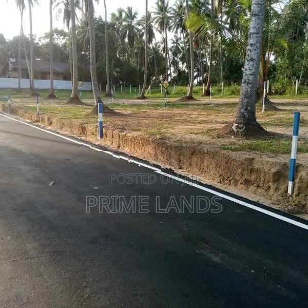 ගම්පහ දියුලපිටිය 211 බස් පාරට මායින් බිම්කොටස්