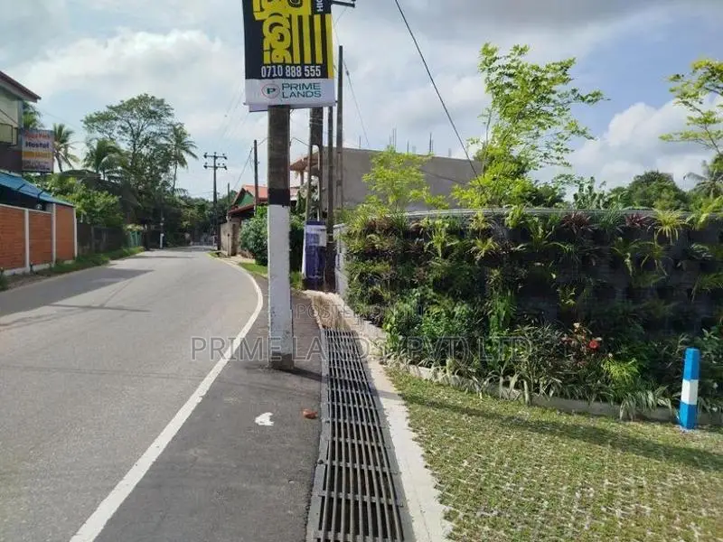 බොරලැස්ගමුව ගංගාරාම පාරෙන් බිම් කොටස් විකිණීමට