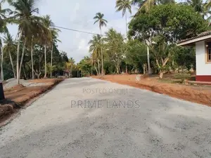 වේයන්ගොඩ මීරිගම පාරට මායින්ව ඉඩම්