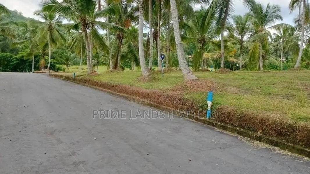 කඩවත වෑබඩ පාරෙන් බිම් කොටස්