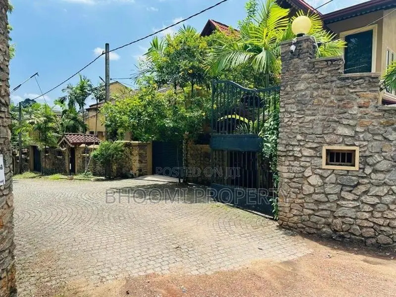 අතුරුගිරිය නගරයෙන් වටිනා බිම් කොටසක්