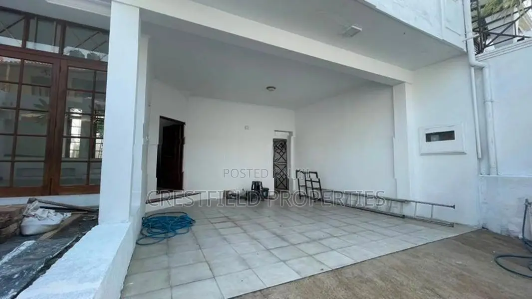 Exclusive 4 Bedroom House for Rent at Colombo 05