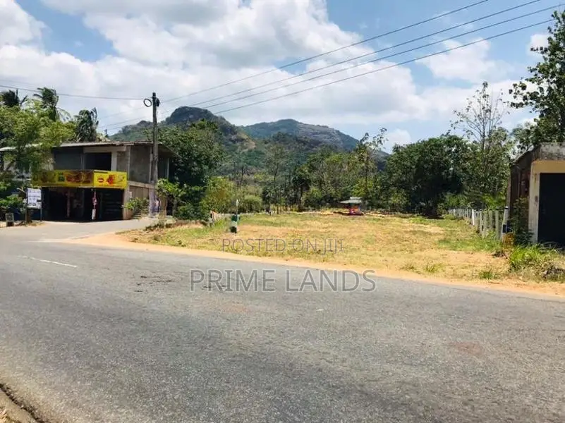 දඹුල්ල නුවර පාරෙන් සින්නක්කර බිම්කොටසක් විකිණීමට