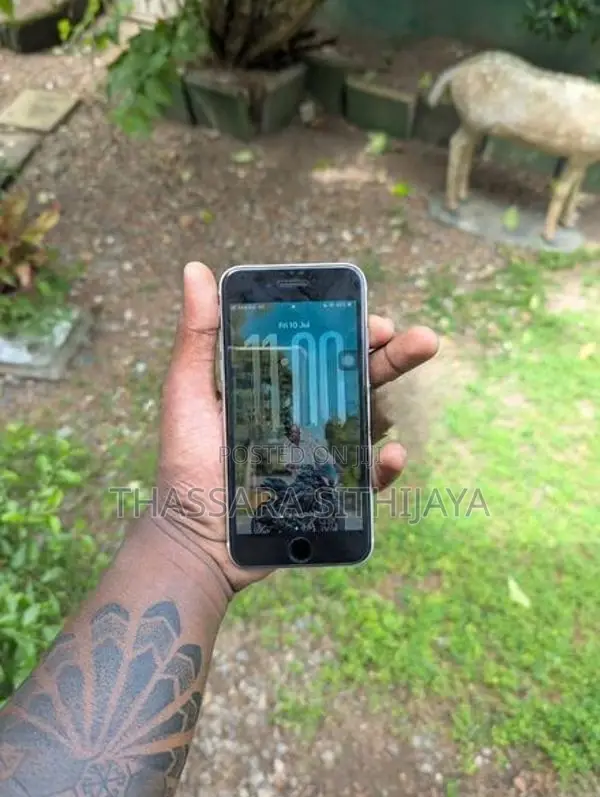 Apple iPhone SE 2 (Used)