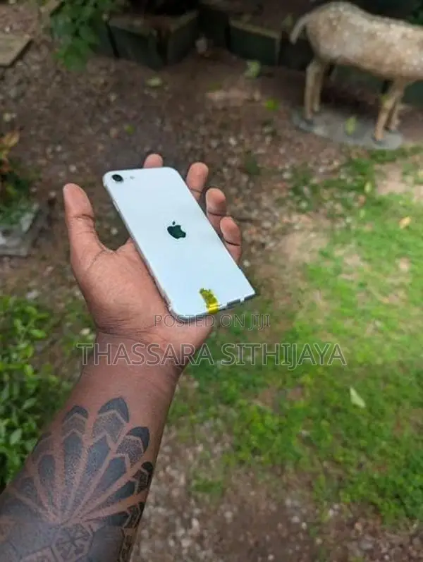 Apple iPhone SE 2 (Used)
