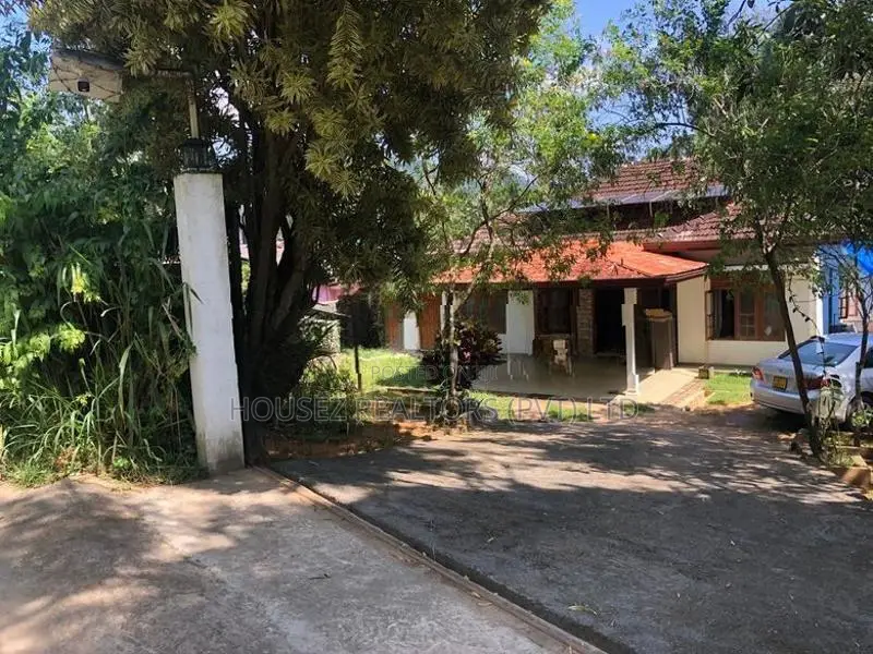 Spacious House for Sale – Ambuluwawa