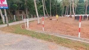 නුවර පාරට සමීපව යක්කලින් ඉඩමක්