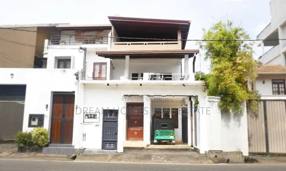 Fully Furnished Luxury 5BR Home with Rooftop Terrace – Mount Lavinia
