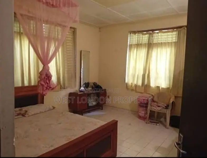 Comfortable Home with Spacious Land for Sale in Kahathuduwa!