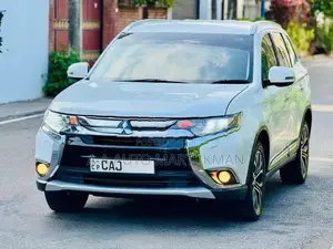 Mitsubishi Outlander G Navi Premium 1ST 2015