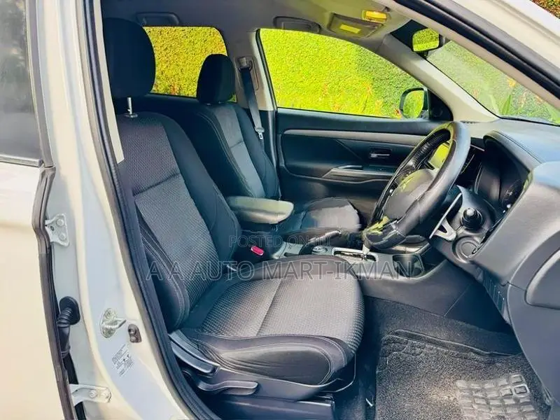 Mitsubishi Outlander G Navi Premium 1ST 2015