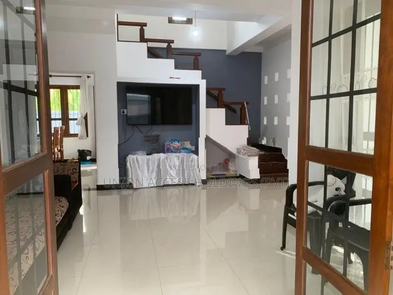 කුරුණෑගල නගරයට ආසන්න අගනා නව දෙමහල් නිවසක් විකිණීමට